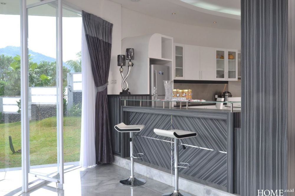 Punya rumah mirip keong, intip 6 cara dr. Boyke menata dapur dibuat melengkung nyambung mini bar