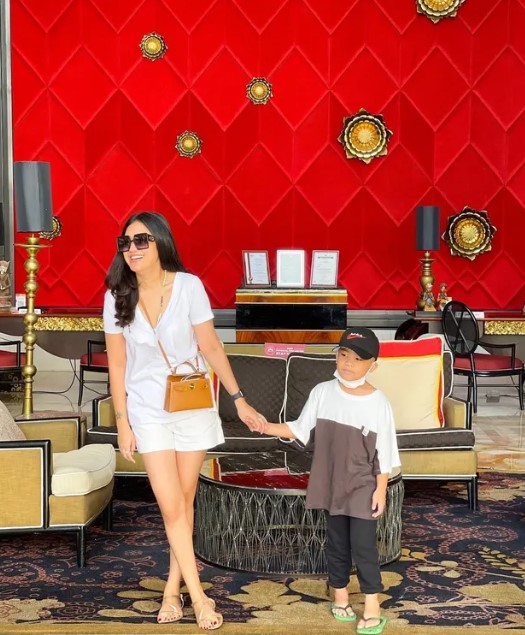 10 tahun menjanda, Oline Mendeng pemeran Susi OB kini pamer cincin tunangan, spill sosok calon suami