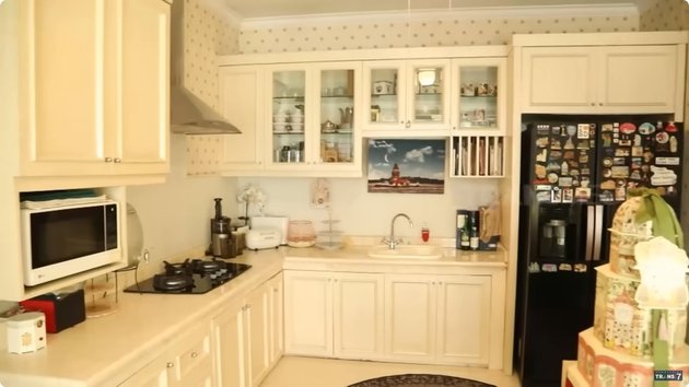 Ruang makannya mewah terinspirasi Madinah, 5 cara Annisa Trihapsari istri Sultan Djorghi menata dapur