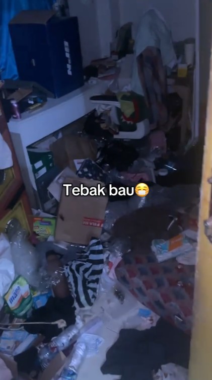 Kamar kos ini 4 bulan ditinggal penghuninya, 7 potret kondisi dalamnya jorok pol kayak TPA sampah