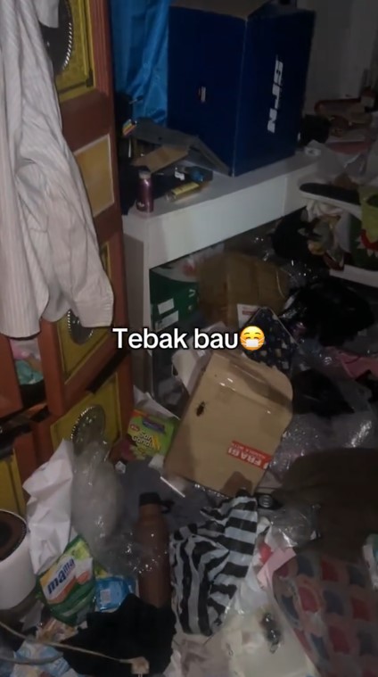 Kamar kos ini 4 bulan ditinggal penghuninya, 7 potret kondisi dalamnya jorok pol kayak TPA sampah
