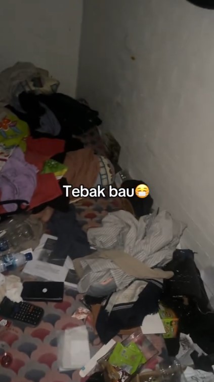 Kamar kos ini 4 bulan ditinggal penghuninya, 7 potret kondisi dalamnya jorok pol kayak TPA sampah