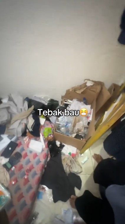 Kamar kos ini 4 bulan ditinggal penghuninya, 7 potret kondisi dalamnya jorok pol kayak TPA sampah