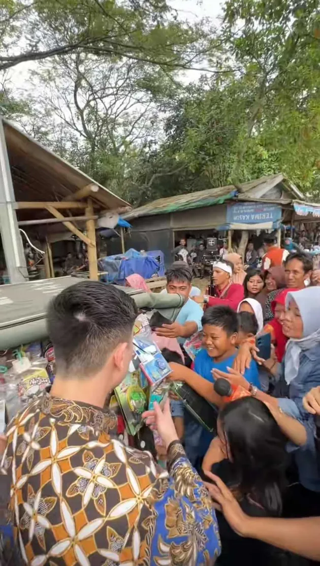 Geger pedagang mainan ngaku rugi usai diborong Verrell Bramasta, ini 7 fakta dan kronologi kejadiannya