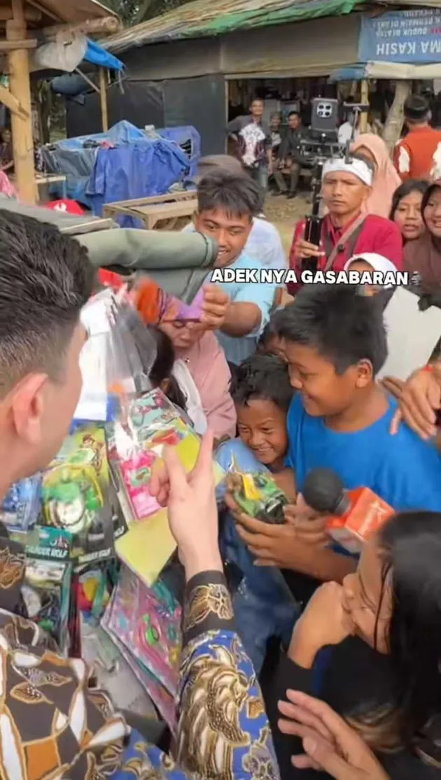Geger pedagang mainan ngaku rugi usai diborong Verrell Bramasta, ini 7 fakta dan kronologi kejadiannya