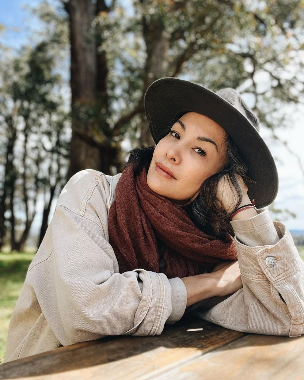 Artis cantik model iklan jadul ini bisa ganti ban mobil sendiri bak montir, ini 11 potret terbarunya