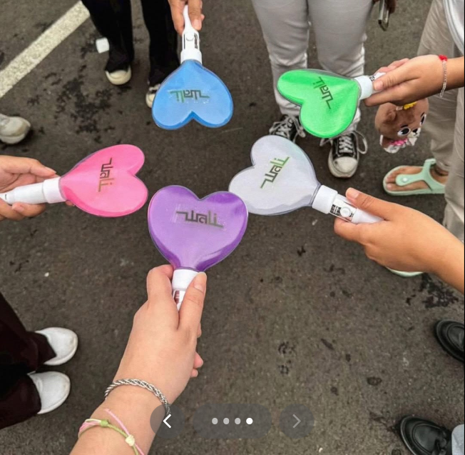 Tak cuma K-Pop, band Wali bagikan lightstick dan photocard edisi spesial, bikin fans rebutan