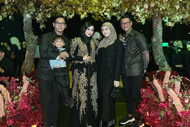 Segera menikah dengan duda anak satu, 9 potret kedekatan selebgram Clara Shinta dengan Alexander Asad