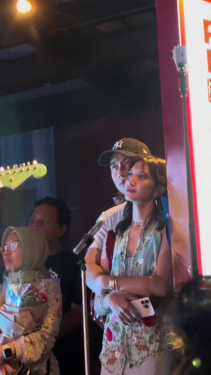 Jarang umbar kemesraan, ini 7 potret momen Sheila Dara diam-diam manja ke Vidi Aldiano bikin gemas