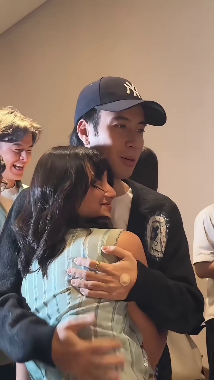 Jarang umbar kemesraan, ini 7 potret momen Sheila Dara diam-diam manja ke Vidi Aldiano bikin gemas