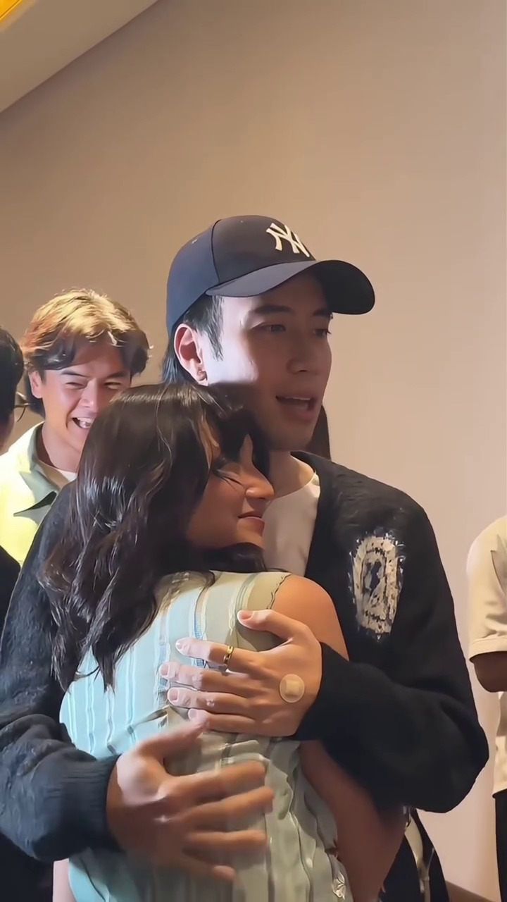 Jarang umbar kemesraan, ini 7 potret momen Sheila Dara diam-diam manja ke Vidi Aldiano bikin gemas