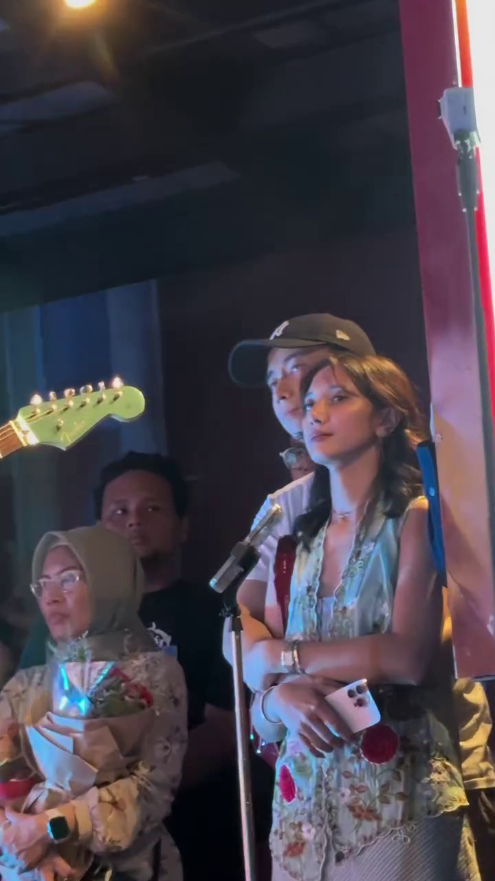 Jarang umbar kemesraan, ini 7 potret momen Sheila Dara diam-diam manja ke Vidi Aldiano bikin gemas