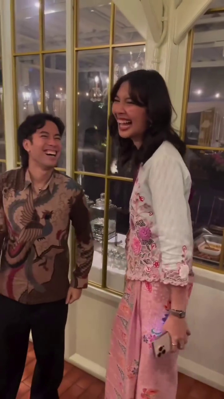 Jarang umbar kemesraan, ini 7 potret momen Sheila Dara diam-diam manja ke Vidi Aldiano bikin gemas