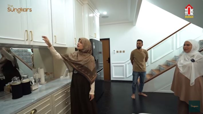 Ada di ruang bawah tanah, begini 6 cara Fitri Tropica menata dapur bersih dengan mini market