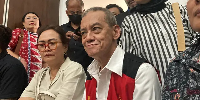 Di tengah sidang narkoba, musisi Fariz RM tersenyum bahagia didampingi sang istri