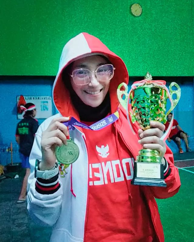 Wanita di samping Nike Ardilla berkebaya hitam ini dulunya rocker, 11 potret terbarunya kini hijrah