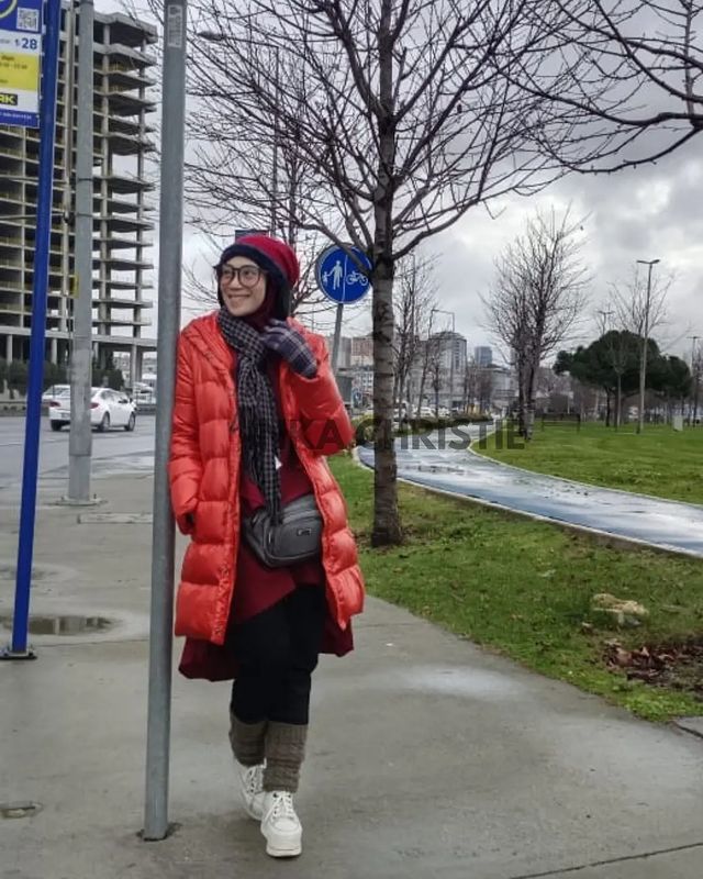 Wanita di samping Nike Ardilla berkebaya hitam ini dulunya rocker, 11 potret terbarunya kini hijrah