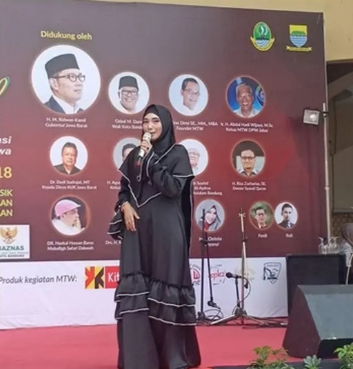 Wanita di samping Nike Ardilla berkebaya hitam ini dulunya rocker, 11 potret terbarunya kini hijrah