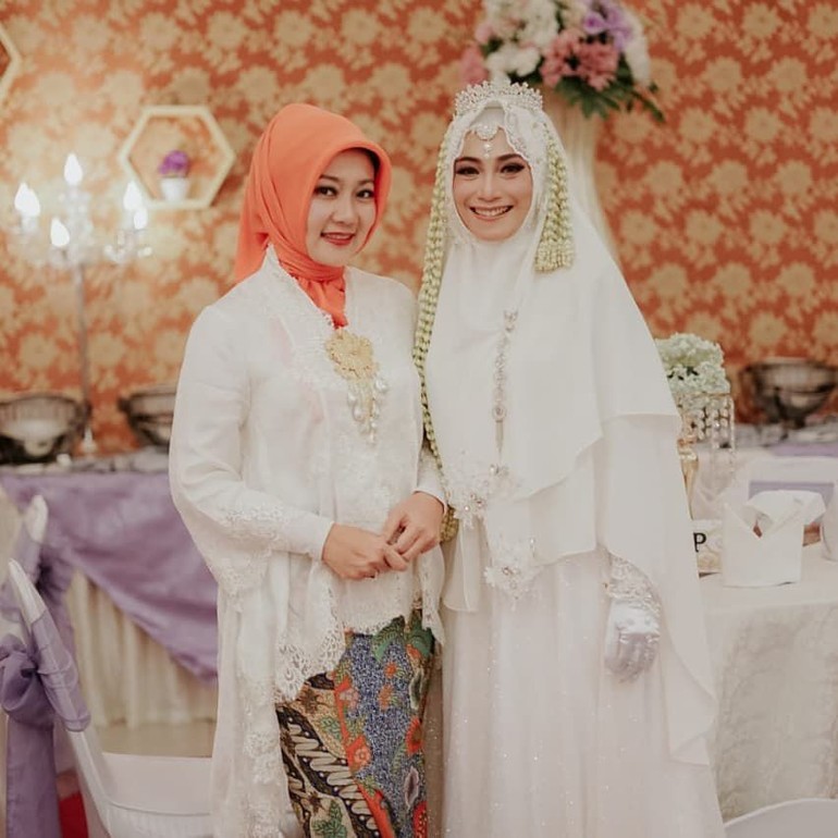 Wanita di samping Nike Ardilla berkebaya hitam ini dulunya rocker, 11 potret terbarunya kini hijrah