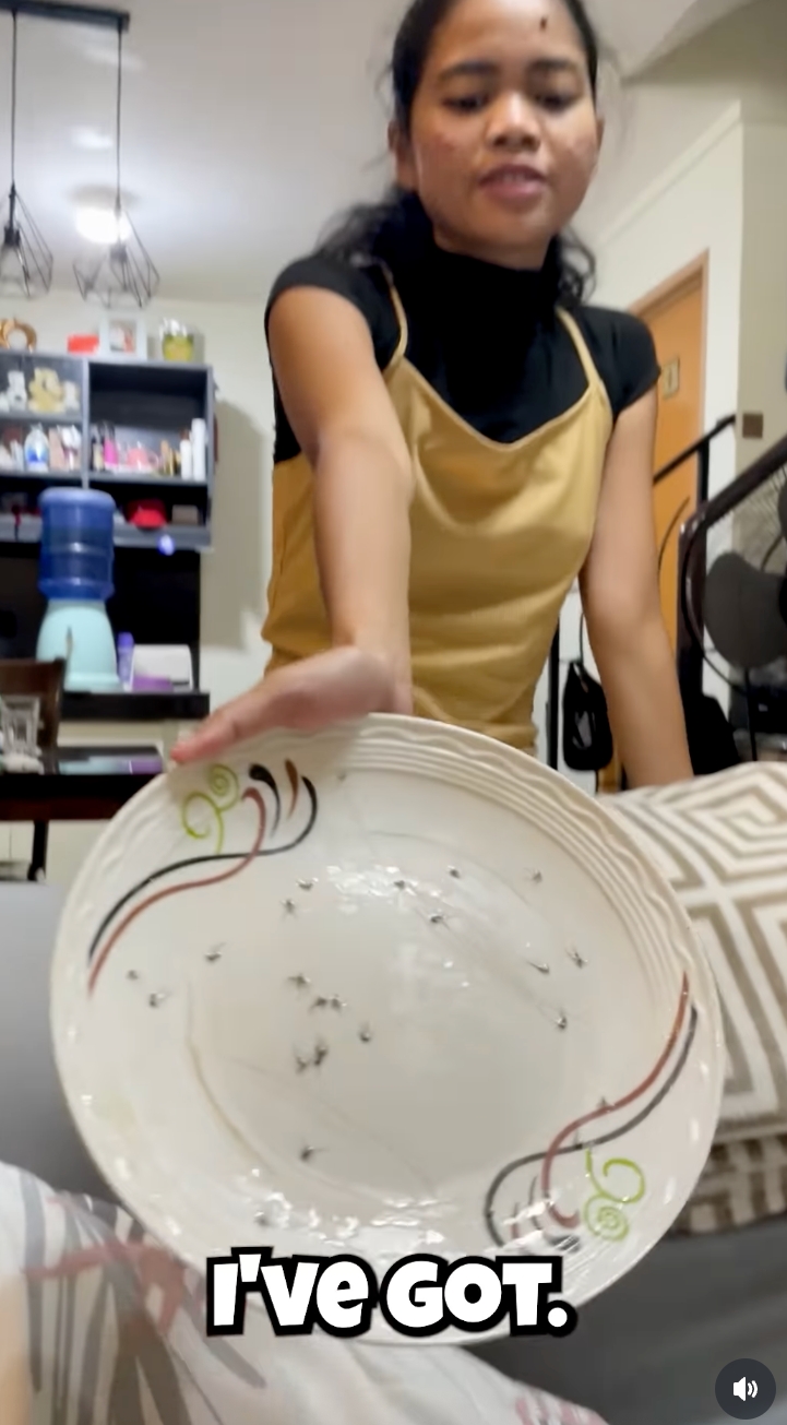 Percaya nggak minyak kelapa bisa enyahkan nyamuk? Cewek ini buktikan sendiri hasilnya