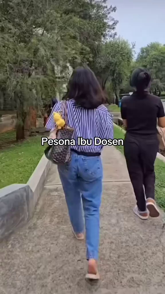 9 Potret Dian Sastro saat jadi dosen, gayanya saat ngajar malah bak anak kuliahan