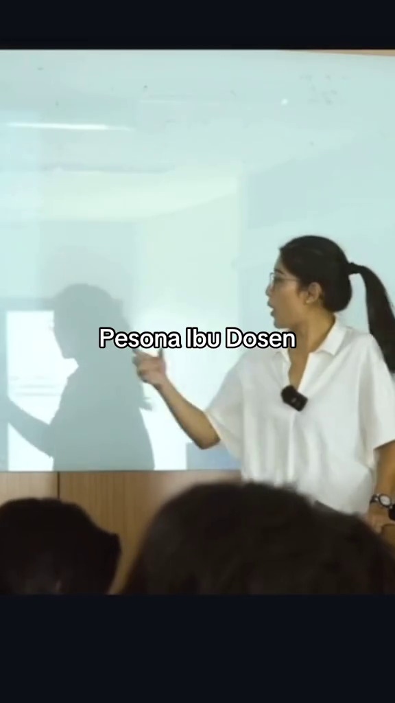 9 Potret Dian Sastro saat jadi dosen, gayanya saat ngajar malah bak anak kuliahan