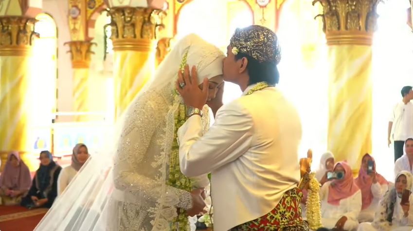 9 Potret momen akad nikah Megawati Hangestri dan Dio Novandra, mas kawin sederhana jadi sorotan