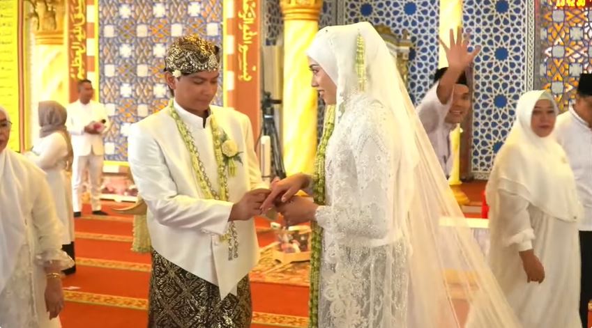 9 Potret momen akad nikah Megawati Hangestri dan Dio Novandra, mas kawin sederhana jadi sorotan
