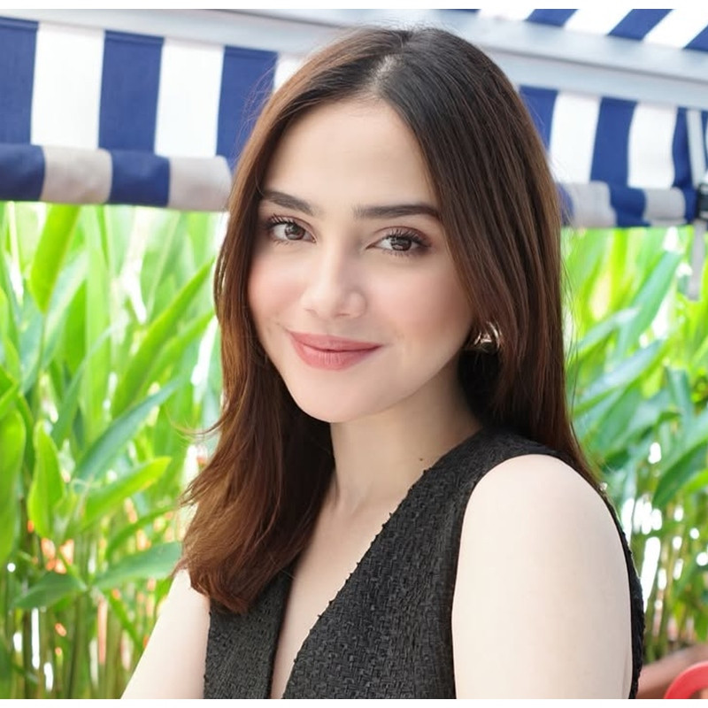 Tampil kece dan effortless, ini 7 potret natural makeup Syifa Hadju saat girls trip di Singapura