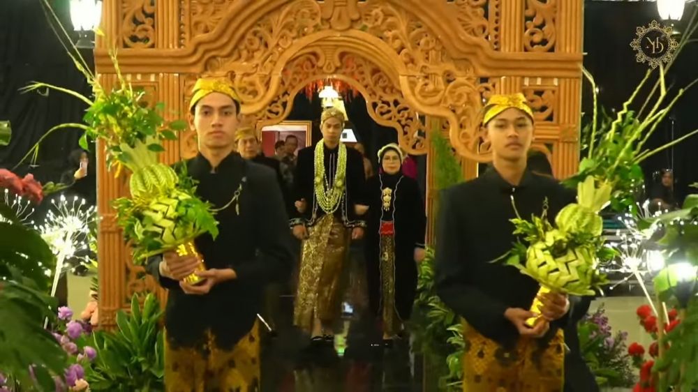 9 Potret resepsi pernikahan Megawati Hangestri dan Dio Novandra, digelar mewah dengan nuansa adat Jawa