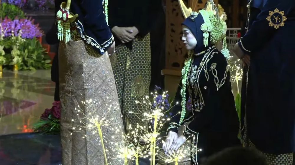 9 Potret resepsi pernikahan Megawati Hangestri dan Dio Novandra, digelar mewah dengan nuansa adat Jawa