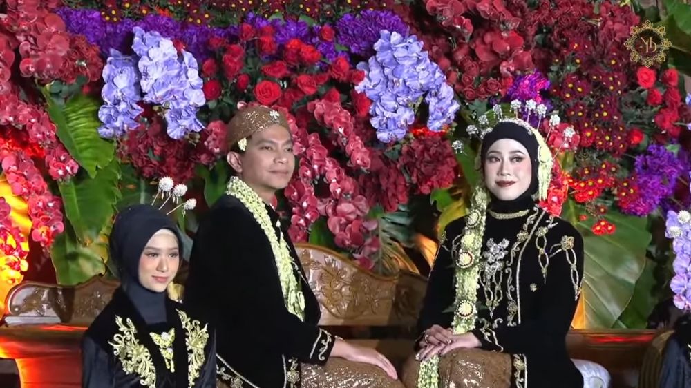 9 Potret resepsi pernikahan Megawati Hangestri dan Dio Novandra, digelar mewah dengan nuansa adat Jawa