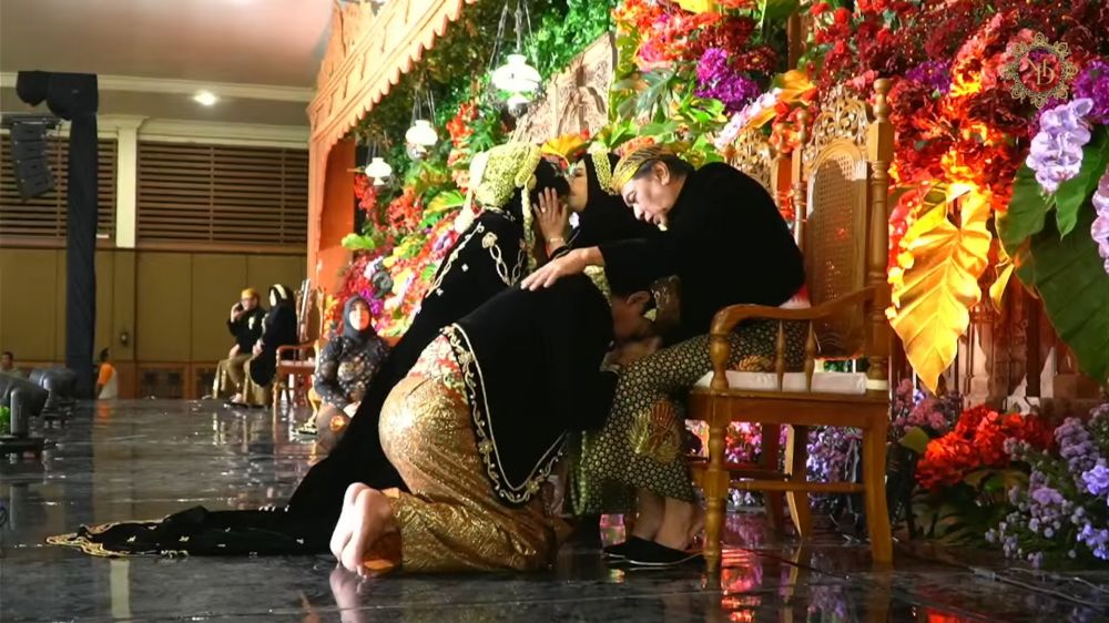 9 Potret resepsi pernikahan Megawati Hangestri dan Dio Novandra, digelar mewah dengan nuansa adat Jawa