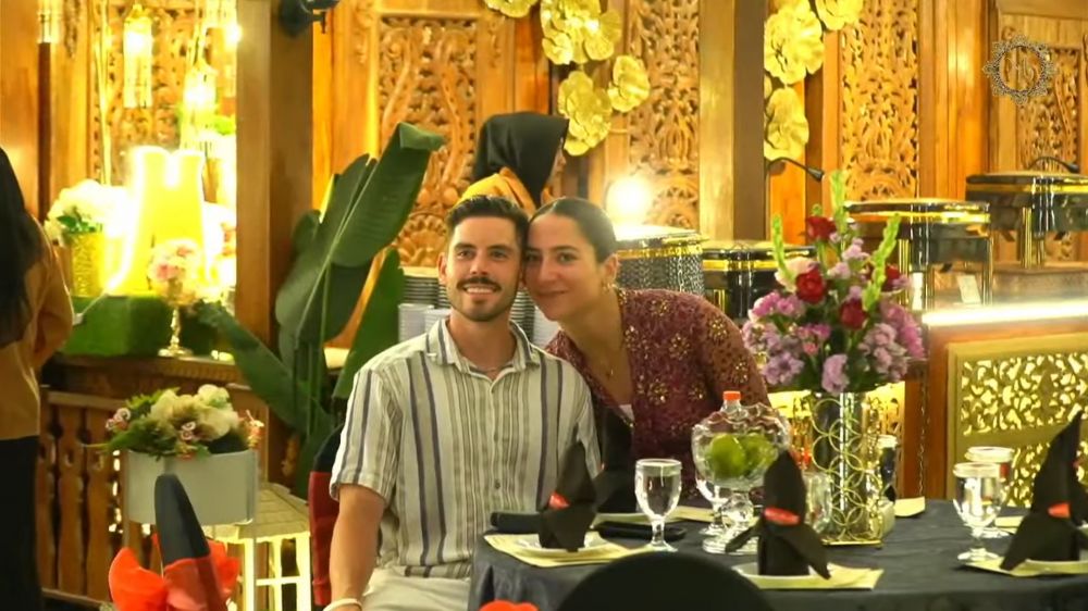 9 Potret resepsi pernikahan Megawati Hangestri dan Dio Novandra, digelar mewah dengan nuansa adat Jawa