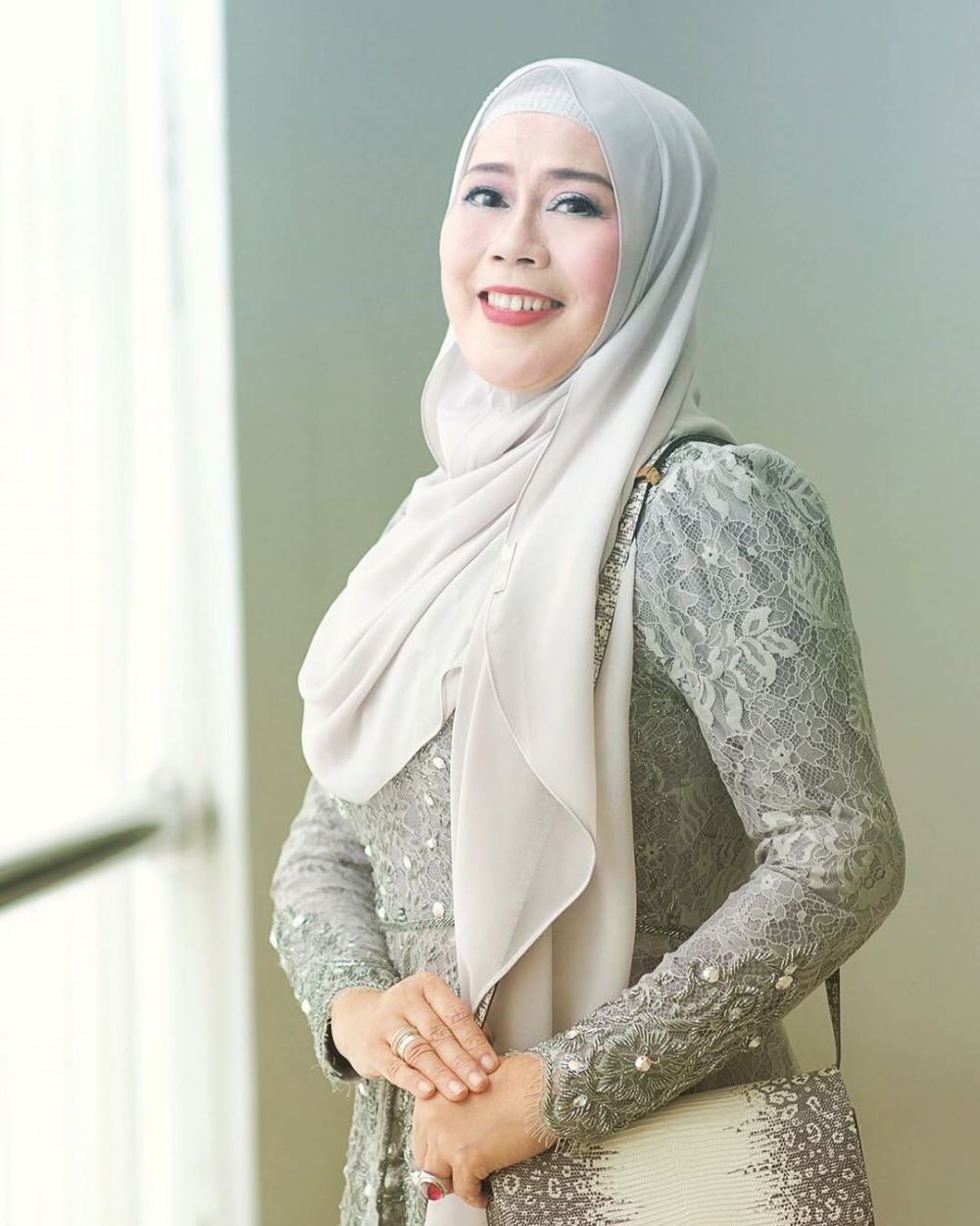 Dewi Yull alami kebutaan mata kanan, alasan tak ingin jalani operasi lasik bikin terharu 