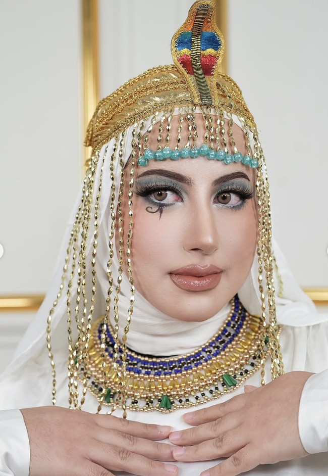 Adu gaya Tasya Farasya dan Tasyi Athasyia saat Cleopatra makeup challenge