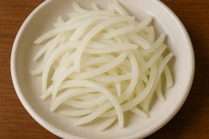 Stop asal potong! Kenali 5 jenis potongan bawang bombay dan masakan yang cocok biar nggak gagal