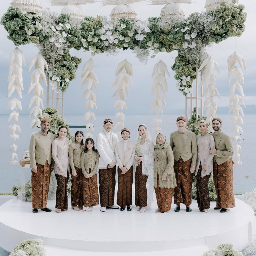 9 Potret akrab Tiko Aryawardhana dengan keluarga Ashraf, ikut rayakan ultah ayah mendiang suami BCL