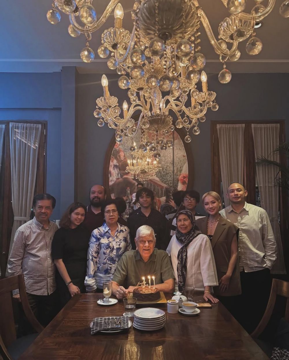 9 Potret akrab Tiko Aryawardhana dengan keluarga Ashraf, ikut rayakan ultah ayah mendiang suami BCL