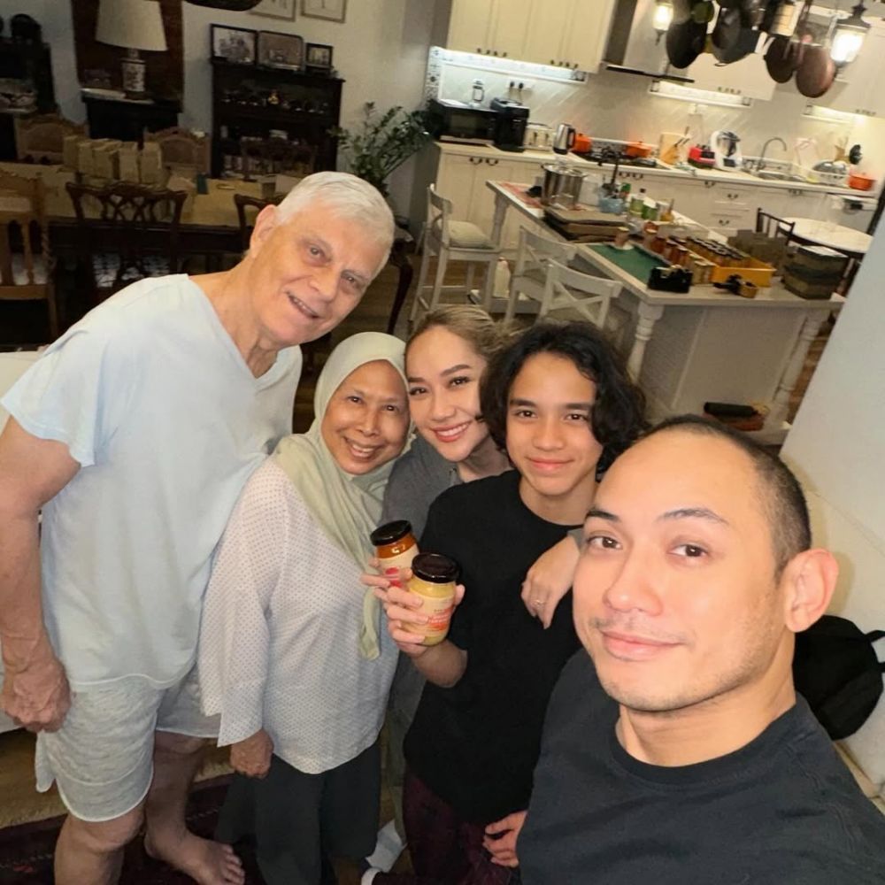 9 Potret akrab Tiko Aryawardhana dengan keluarga Ashraf, ikut rayakan ultah ayah mendiang suami BCL