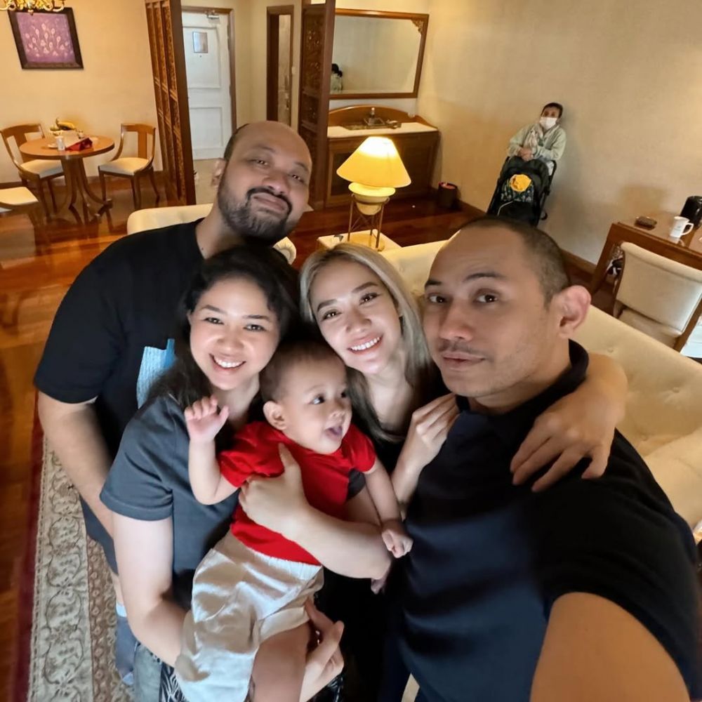 9 Potret akrab Tiko Aryawardhana dengan keluarga Ashraf, ikut rayakan ultah ayah mendiang suami BCL