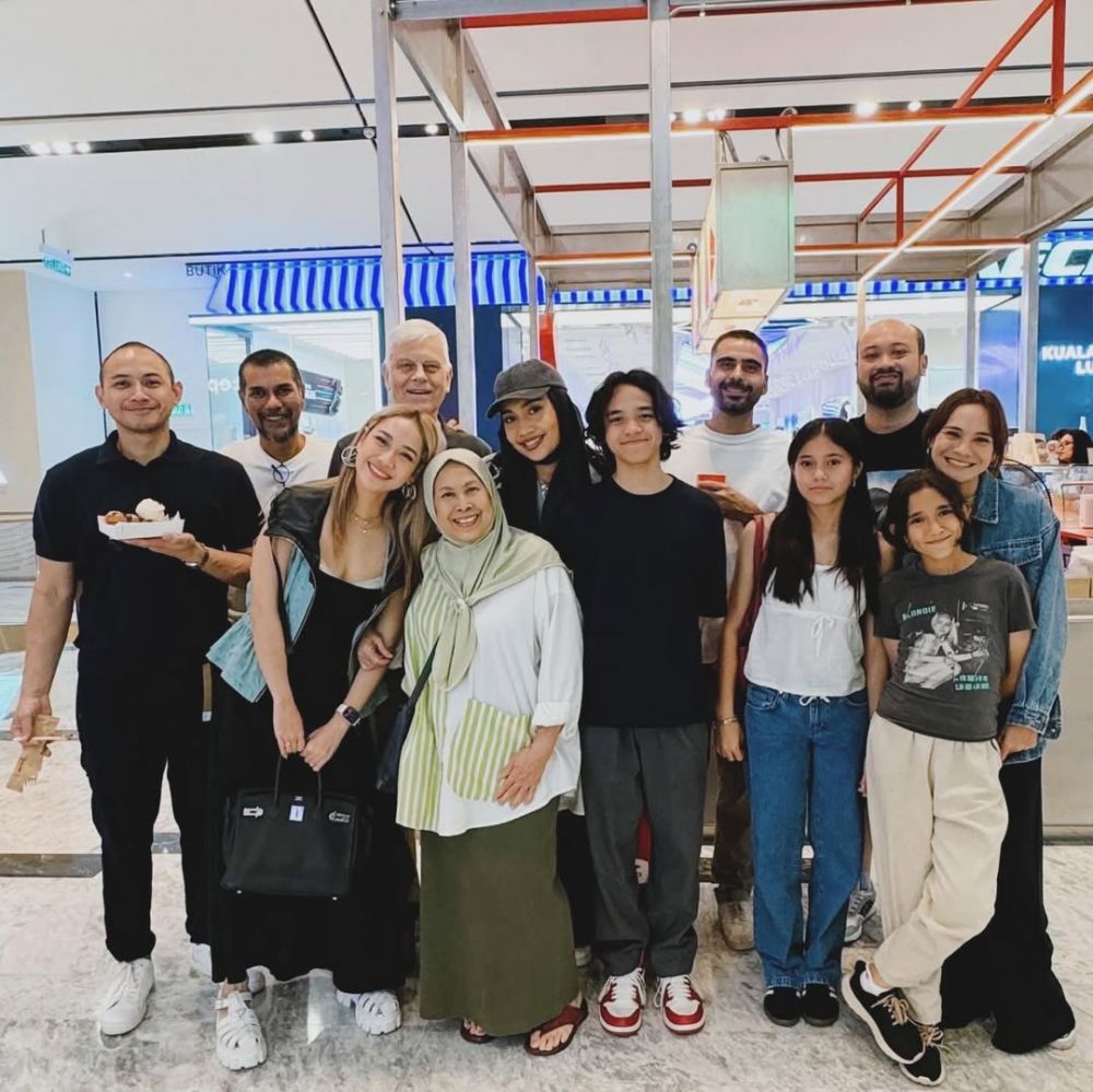 9 Potret akrab Tiko Aryawardhana dengan keluarga Ashraf, ikut rayakan ultah ayah mendiang suami BCL