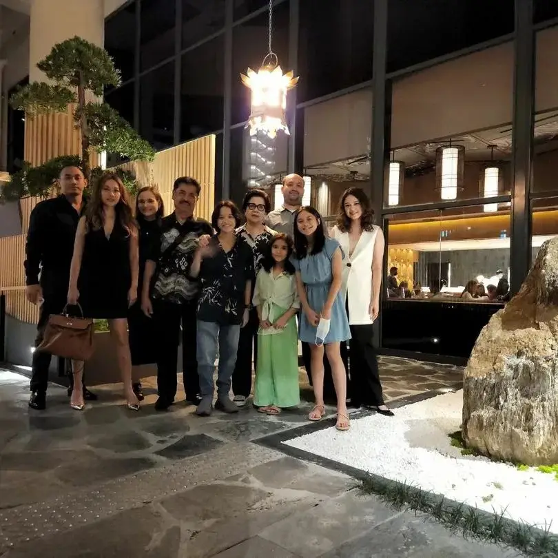 9 Potret akrab Tiko Aryawardhana dengan keluarga Ashraf, ikut rayakan ultah ayah mendiang suami BCL