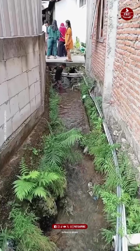 Bak ketiban rezeki nomplok, ini 9 potret warga Pati temukan uang terbungkus plastik di aliran sungai