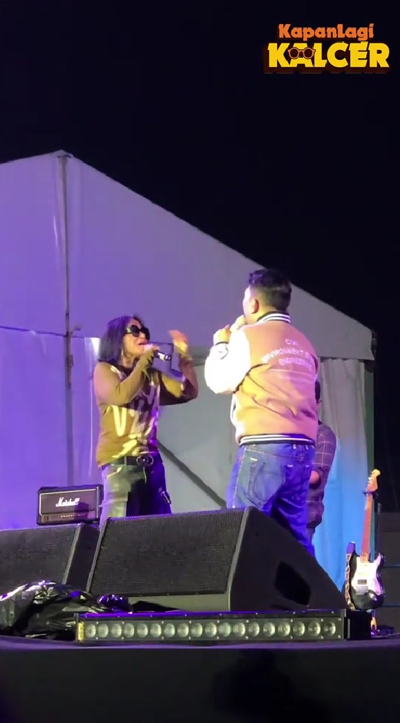 9 Potret Atiek CB duet bareng Ronny Sianturi di Prambanan Jazz, tak canggung mesra meski lama cerai