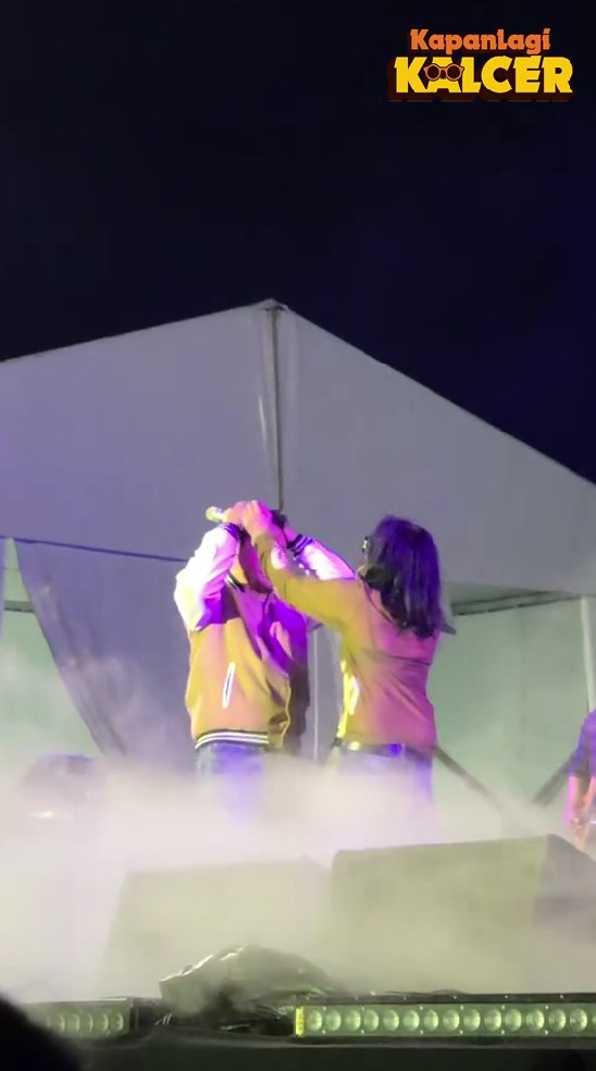 9 Potret Atiek CB duet bareng Ronny Sianturi di Prambanan Jazz, tak canggung mesra meski lama cerai