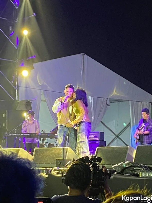9 Potret Atiek CB duet bareng Ronny Sianturi di Prambanan Jazz, tak canggung mesra meski lama cerai
