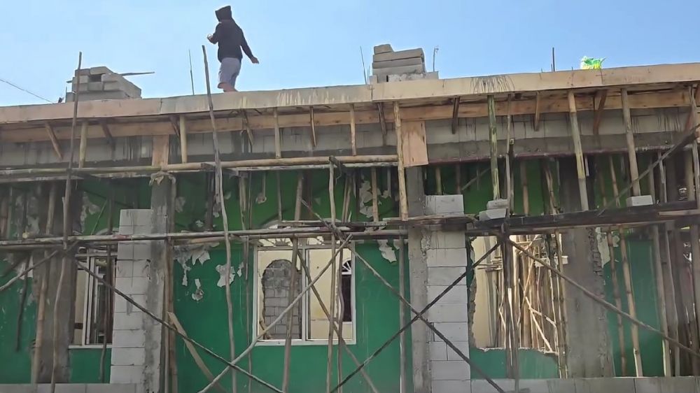 Nyaris rubuh, Mpok Atiek renovasi mushola peninggalan sang ayah, ini 7 potret pembangunannya