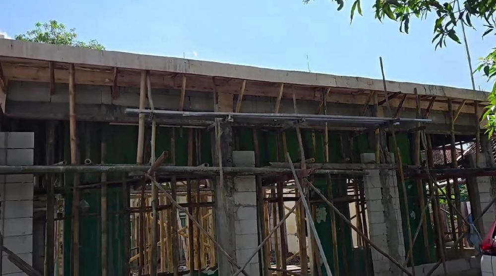 Nyaris rubuh, Mpok Atiek renovasi mushola peninggalan sang ayah, ini 7 potret pembangunannya