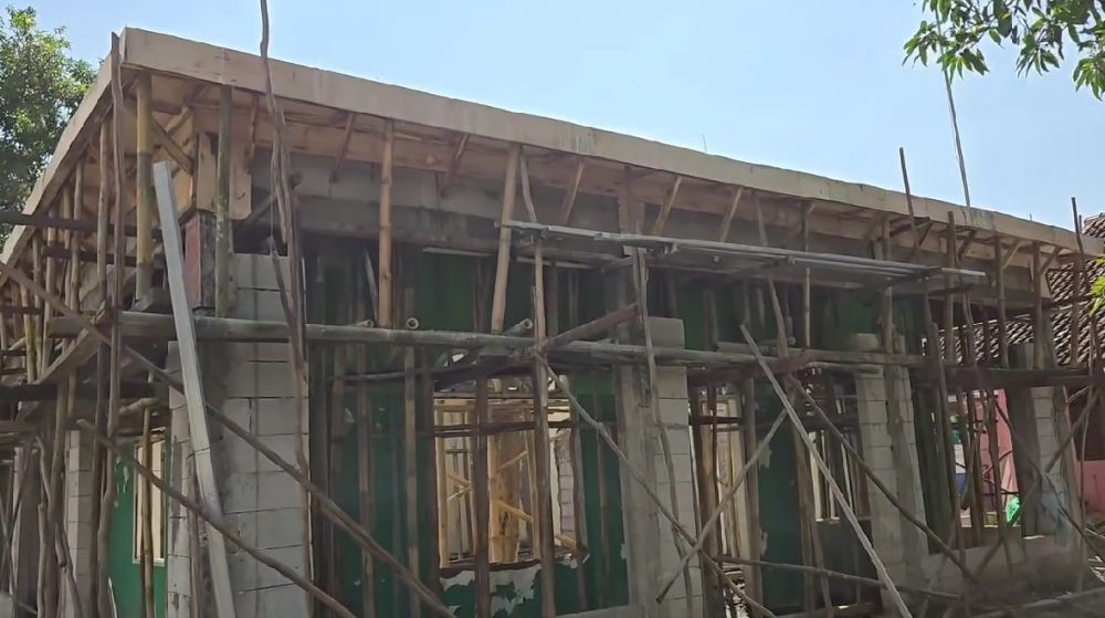 Nyaris rubuh, Mpok Atiek renovasi mushola peninggalan sang ayah, ini 7 potret pembangunannya